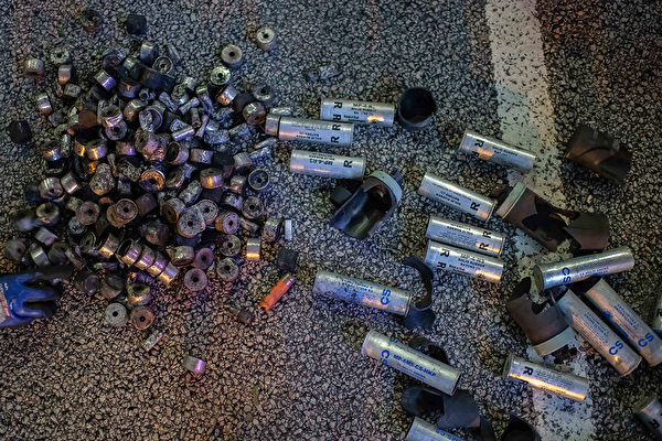 2019年8月5日在香港黄大仙区，警方释放的催泪弹。 (Billy H.C. Kwok/Getty Images)