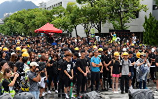 香港罷課第二天 警察操場撲倒學生