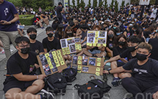 抗议决心不变 香港学生中大立民主雕像