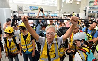 香港85岁老人挺身而出 保护年轻抗议者
