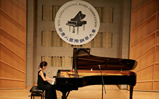 华裔选手参赛国际钢琴大赛 备感自豪  
