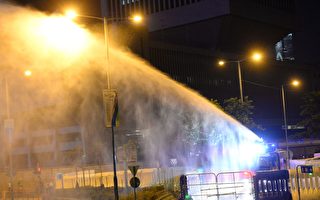 【更新】港人继续抗争 警发催泪弹射水炮车