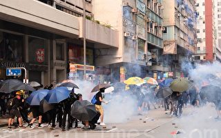 组图：929爆冲突 港警放催泪弹民众受伤
