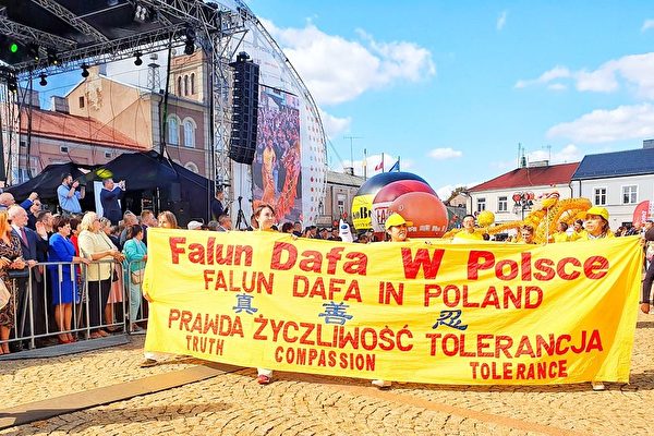 2019 9 19 poland falun gong parade 01 1