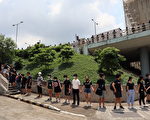 香港两所大学连结“人链”几公里 场面震撼