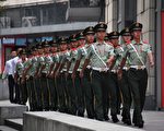 中共阅兵预演以来,一直扰民。图为9月14日,北京街头巡逻的警卫。(GREG BAKER/AFP/Getty Images)