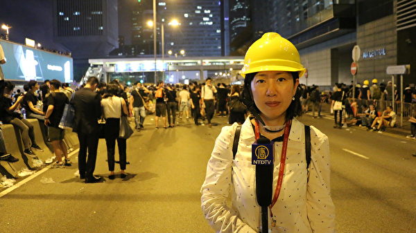 2019年6月12日，香港新唐人記者梁珍在中環反送中抗議現場報導（黃曉翔／大紀元）