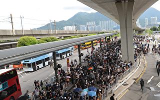 香港機場和平抗議遇警驅散追捕