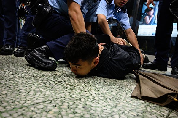 2019年9月2日，警察在乐富地铁站抓民众。（PHILIP FONG/AFP/Getty Images）