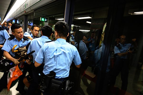 2019年9月2日，警察在乐富地铁站抓民众。（PHILIP FONG/AFP/Getty Images）