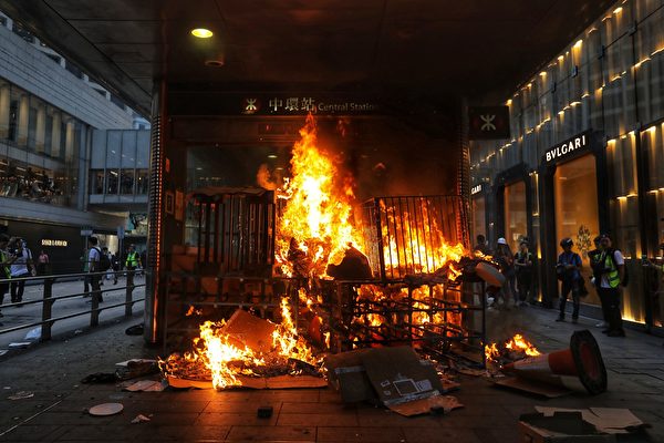 2019年9月8日，有人在毕打街烧纸皮。（VIVEK PRAKASH/AFP/Getty Images）