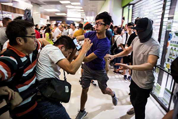 2019年9月14日，淘大商场处，支持警察人殴打支持反送中年轻人。（ISAAC LAWRENCE/AFP/Getty Images）