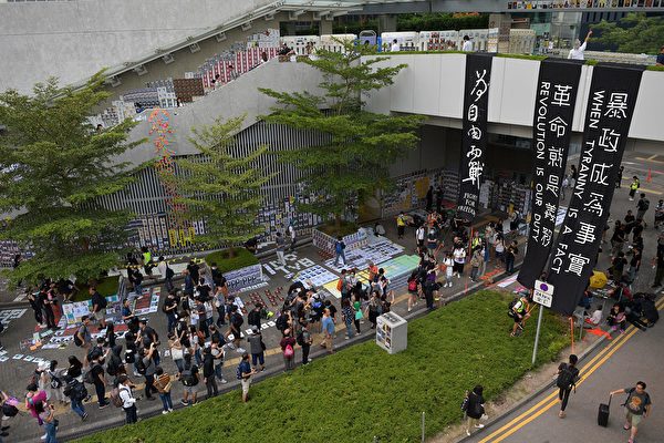 9月28日，网民发起当日下午“连侬之路”活动。图为港府总部外，大批民众聚集唱《愿荣光归香港》（NICOLAS ASFOURI/AFP/Getty Images)）