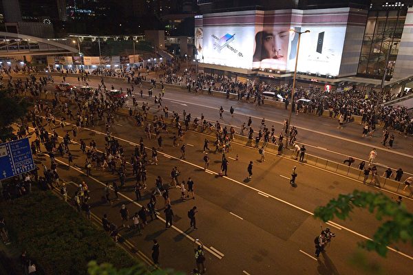 9月28日晚，金钟夏悫道海富天桥处聚集的民众占据东西行车道。（NICOLAS ASFOURI/AFP/Getty Images）