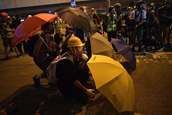9月28日晚，金钟夏悫道上的民众。（NICOLAS ASFOURI/AFP/Getty Images）