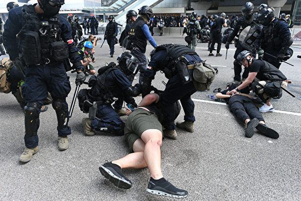9月29日，港警在夏悫道疯狂抓人。（MOHD RASFAN/AFP/Getty Images）