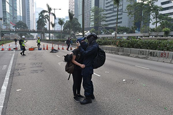 9月29日，一对抗争者在现场拥抱。（NICOLAS ASFOURI/AFP/Getty Images）