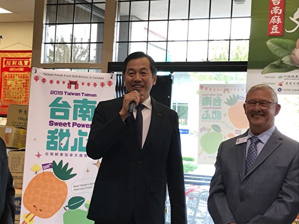 图：台湾文旦温哥华试吃促销活动大受欢迎。（邱晨/大纪元）