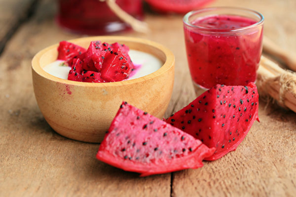 火龍果連皮吃，可攝取更多花青素，可以分切吃或榨成果汁飲用。(Shutterstock)