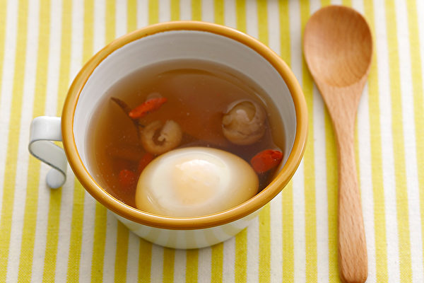煮一碗鸡蛋药膳，帮你明目护眼、养肝补气血。（幸福文化提供）