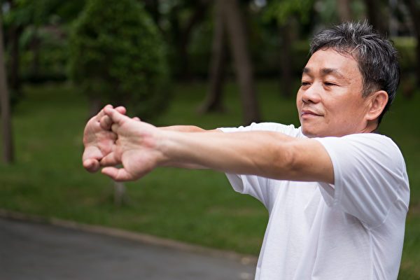 维持肌肉功能的运动：柔软度运动，宜选择静态伸展。(Shutterstock)