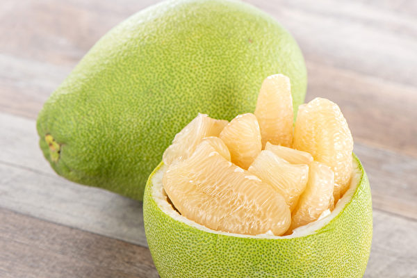 柚子有助消化、解便秘等多种益处，但一些情况不适合食用。(Shutterstock)
