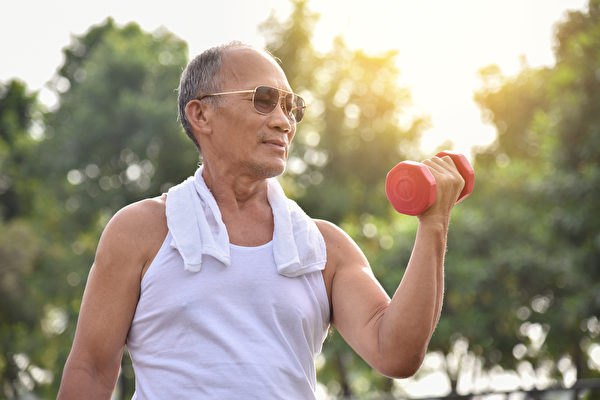 年长后容易肌肉流失，出现肌少症，如何维持肌肉量？(Shutterstock)