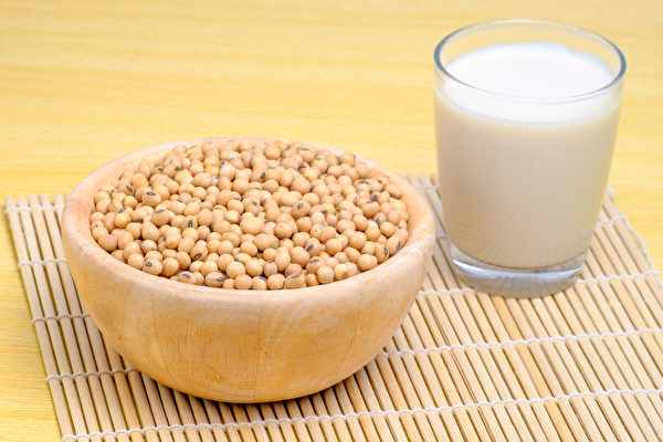 豆浆含大豆异黄酮，后者与女性荷尔蒙非常类似，相当于“天然女性荷尔蒙”。(Shutterstock)