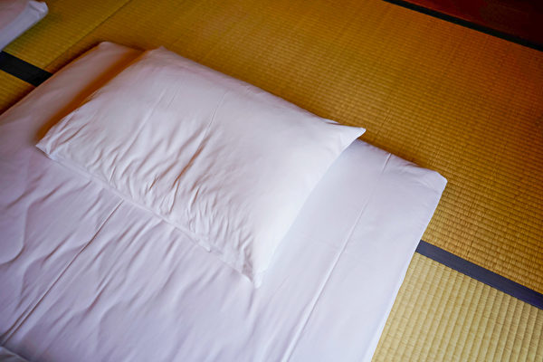 薄硬的墊被和鬆軟的床墊，哪一個更能消除疲勞？(Shutterstock)