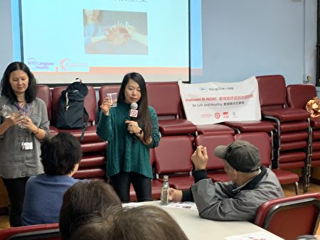 「華埠退休居民社區服務」在中華公所舉辦講座介紹如何防範胃癌。