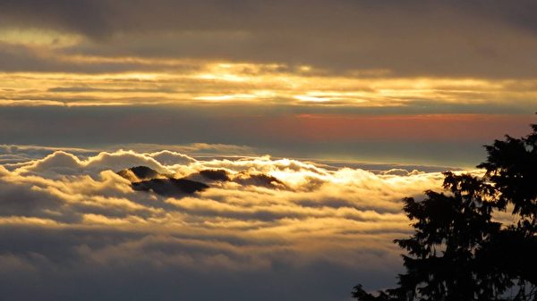 【視頻】阿里山罕見美景 夕陽如雞蛋黃