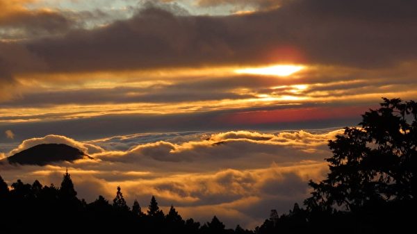 【視頻】阿里山罕見美景 夕陽如雞蛋黃