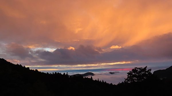 【視頻】阿里山罕見美景 夕陽如雞蛋黃