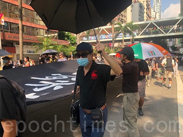 2019年10月5日，香港民眾發起「全民蒙面遊行」，抗議《禁蒙面法》。採訪方先生，從事物業管理，他表示暴政必亡。（梁珍／大紀元）