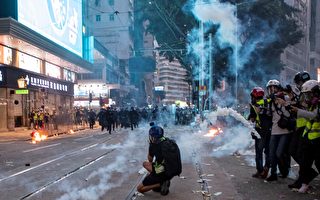 大游行对阵大阅兵 北京香港“烟火”两重天