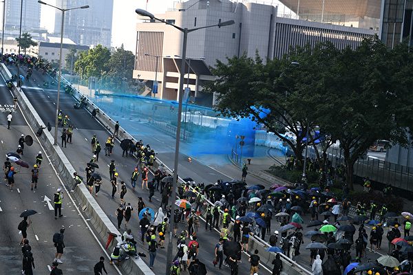 10月1日，警方在金钟政府总部用水炮车发射蓝色水剂。（MOHD RASFAN/AFP/Getty Images）