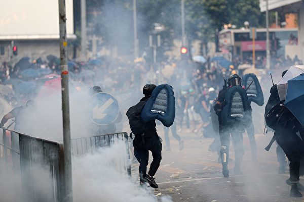 10月1日，警方在深水埗發射催淚彈。（MAY JAMES/AFP/Getty Images）