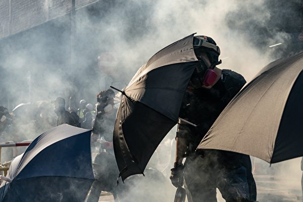 10月1日，警方在黄大仙发射催泪弹。（Anthony Kwan/Getty Images）