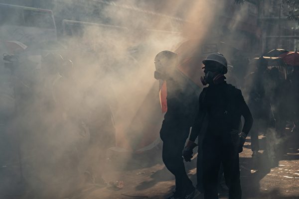 10月1日，警方在黄大仙发射催泪弹。（Anthony Kwan/Getty Images）