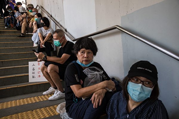10月12日，銀髮族等參加靜坐，抗議警方暴力、支持香港年輕人。（DALE DE LA REY/AFP via Getty Images）
