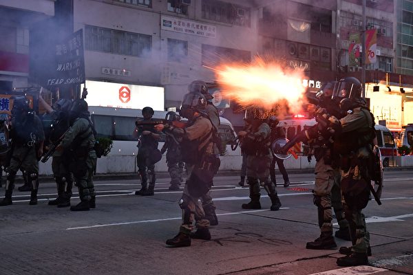 10月20日，警方在旺角发射催泪弹。（ED JONES/AFP via Getty Images）