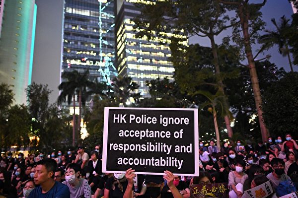 2019年10月26日，香港民眾在遮打花園舉行醫護人員集會，反警暴力。（PHILIP FONG/AFP via Getty Images）