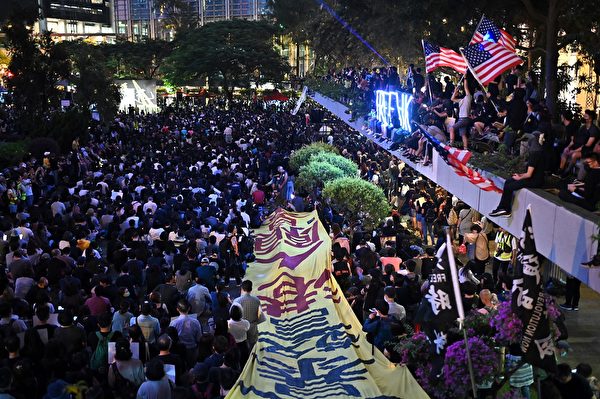 2019年10月26日，香港民眾在遮打花園舉行醫護人員集會，反警暴力。（PHILIP FONG/AFP via Getty Images)）