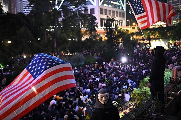 2019年10月26日，香港民眾在遮打花園舉行醫護人員集會，反警暴力。（PHILIP FONG/AFP via Getty Images)）