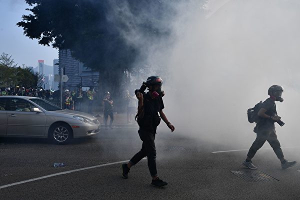 10月27日，梳士巴利花园外，防暴警察发射多枚催泪弹。（ANTHONY WALLACE/AFP via Getty Images）