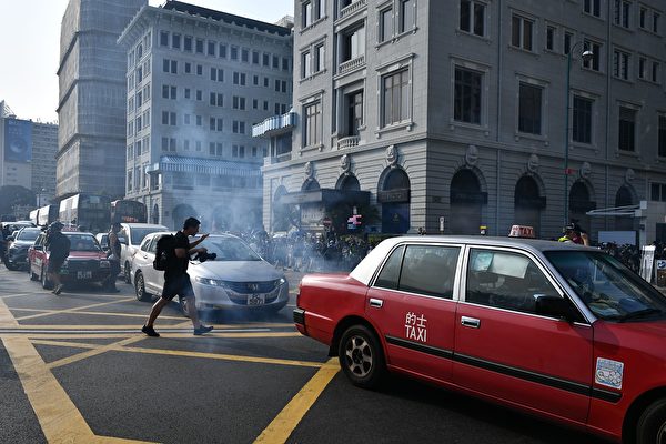 10月27日，梳士巴利花园外，防暴警察发射多枚催泪弹。（ANTHONY WALLACE/AFP via Getty Images）