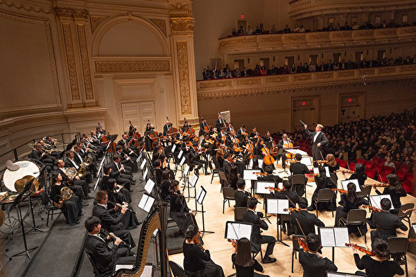 2019年10月12日，享譽全球的神韻交響樂團連續第八年蒞臨紐約卡內基音樂廳（Carnegie Hall），為觀眾帶來兩場東西方音樂合璧的演出。（戴兵／大紀元）