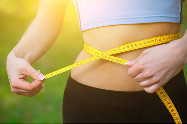 为什么脂肪喜欢囤积在小腹？医师分享解决腹部肥胖的方法。(Shutterstock)