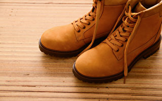 选鞋一定要亲眼观察、亲手触摸、实际试穿，然后选出最适合自己的鞋子。(Shutterstock)