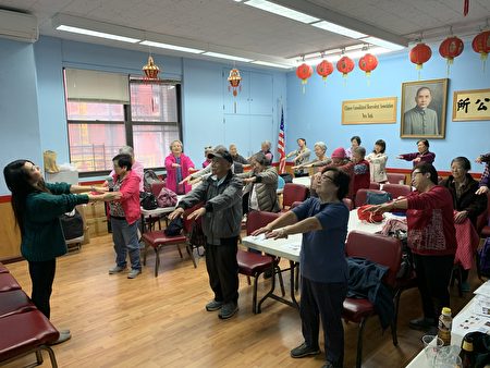 「華埠退休居民社區服務」在中華公所舉辦講座介紹如何防範胃癌，教聽眾平時多做運動。